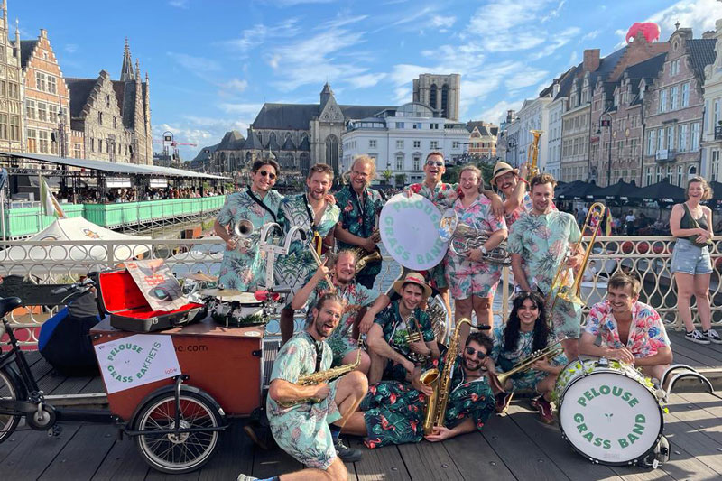 fanfare-pelouse-grass-band